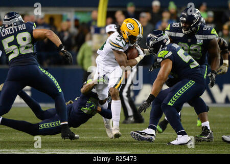 Seattle, Washington, USA. 15 Nov, 2018. Die Verpacker AARON JONES (33) Nimmt 1 seiner 40 Yards während ein NFL Spiel zwischen den Seattle Seahawks und den Green Bay Packers. Das Spiel war im Century Link Feld in Seattle, WA gespielt. Credit: Jeff Halstead/ZUMA Draht/Alamy leben Nachrichten Stockfoto