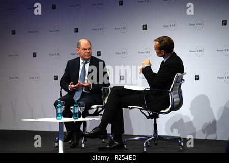 Frankfurt am Main, Deutschland. 16 Nov, 2018. Der deutsche Finanzminister Olaf Scholz (L) spricht auf der 28. European Banking Congress in Frankfurt, Deutschland, am 16. November, 2018. Credit: Lu Yang/Xinhua/Alamy leben Nachrichten Stockfoto