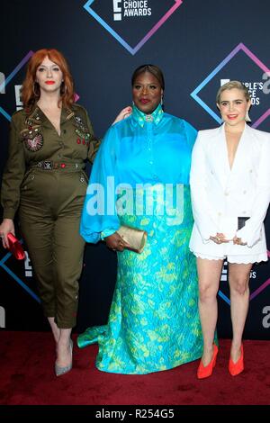 Santa Monica, CA. 11 Nov, 2018. Christina Hendricks, Retta, Mae Whitman in der Ankunftshalle für das E! Der Menschen Choice Awards 2018 - Ankunft, Barker Hangar, Santa Monica, CA, 11. November 2018. Credit: Priscilla Grant/Everett Collection/Alamy leben Nachrichten Stockfoto