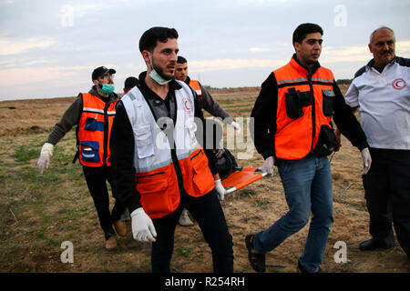 November 16, 2018 - Gaza, Palästina - Medizinische Mannschaften gesehen, die eine verletzte Demonstrant während der zusammenstöße.. Auseinandersetzungen zwischen palästinensischen Bürger und zionistischen Besatzungstruppen östlich von Gaza-stadt während des Protestes gegen die Anerkennung von Jerusalem als Hauptstadt von Israel durch US-Präsident Trumpf. (Bild: © Ahmad Hasaballah/SOPA Bilder über ZUMA Draht) Stockfoto