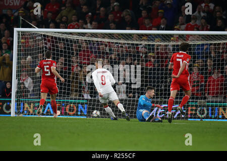 Cardiff, Wales, UK. 16. Nov 2018. Nicolai Jorgensen von Dänemark (9) Kerben seine Mannschaften 1. Ziel. UEFA Nationen Liga Match, Wales v Dänemark in Cardiff City Stadium in Cardiff, South Wales am Freitag, 16. November 2018. pic von Andrew Obstgarten/Andrew Orchard sport Fotografie/Alamy live Nachrichten Leitartikel nur mit der Credit: Andrew Orchard sport Fotografie/Alamy leben Nachrichten Stockfoto