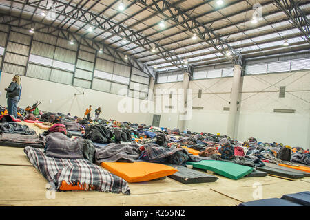 Unidad Deportiva Benito Juarez, in Tijuan, Mexiko am 15. November 2018 entfernt. 15 Nov, 2018. UDBJ ist eine Freizeiteinrichtung, die werden. jetzt für die Unterbringung von bis zu rund 2.000 Zentralamerikanischen Asylbewerber verwendet werden, die gemeinhin als "Migrant Carava'' bekannt. Dieses Gebäude wird rund rund 700 Menschen in der Nacht zu schlafen. Credit: Vito Di Stefano/ZUMA Draht/Alamy leben Nachrichten Stockfoto