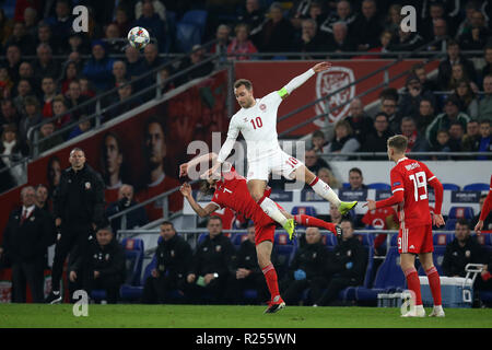 Cardiff, Wales, UK. 16. Nov 2018. Christian Eriksen von Dänemark kollidiert mit Joe Allen von Wales. UEFA Nationen Liga Match, Wales v Dänemark in Cardiff City Stadium in Cardiff, South Wales am Freitag, 16. November 2018. pic von Andrew Obstgarten/Andrew Orchard sport Fotografie/Alamy live Nachrichten Leitartikel nur mit der Credit: Andrew Orchard sport Fotografie/Alamy leben Nachrichten Stockfoto