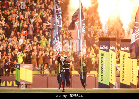 Seattle, WA, USA. 15 Nov, 2018. Ein Mitglied der United States Armed Services läuft mit der amerikanischen Flagge vor einem Spiel zwischen den Green Bay Packers und Seattle Seahawks an CenturyLink Feld in Seattle, WA. Seahawks Niederlage die Verpacker 27-24. Sean Brown/CSM/Alamy leben Nachrichten Stockfoto