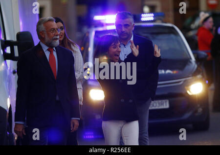 Madrid, Madrid, Spanien. 16 Nov, 2018. Spanisch Karateka Sandra Sanchez (r) mit dem Bürgermeister der Stadt und die Mitglieder der Gesellschaft sind nach ihrer Ankunft bei den Feierlichkeiten in Talavera de la Reina gesehen. Credit: Manu Reino/SOPA Images/ZUMA Draht/Alamy leben Nachrichten Stockfoto