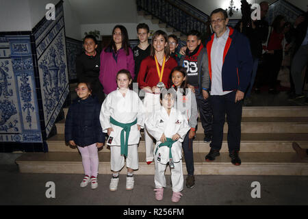 Madrid, Madrid, Spanien. 16 Nov, 2018. Spanisch Karateka Sandra Sanchez gesehen für ein Foto mit Freunden und Familie während der Feierlichkeiten posiert in ihrer Heimatstadt in Talavera de la Reina. Credit: Manu Reino/SOPA Images/ZUMA Draht/Alamy leben Nachrichten Stockfoto