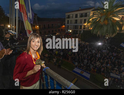 Madrid, Madrid, Spanien. 16 Nov, 2018. Spanisch Karateka Sandra Sanchez gesehen mit ihrer Goldmedaille bei den Feierlichkeiten posiert in ihrer Heimatstadt in Talavera de la Reina. Credit: Manu Reino/SOPA Images/ZUMA Draht/Alamy leben Nachrichten Stockfoto