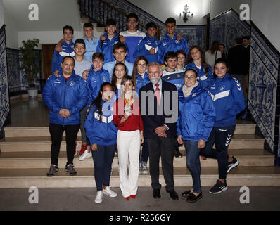 Madrid, Madrid, Spanien. 16 Nov, 2018. Spanisch Karateka Sandra Sanchez gesehen posieren für ein Foto mit dem Bürgermeister der Stadt und ihren Spaß bei den Feierlichkeiten in ihrer Heimatstadt in Talavera de la Reina. Credit: Manu Reino/SOPA Images/ZUMA Draht/Alamy leben Nachrichten Stockfoto