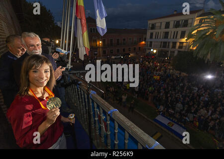 Madrid, Madrid, Spanien. 16 Nov, 2018. Spanisch Karateka Sandra Sanchez gesehen mit ihrer Goldmedaille bei den Feierlichkeiten posiert in ihrer Heimatstadt in Talavera de la Reina. Credit: Manu Reino/SOPA Images/ZUMA Draht/Alamy leben Nachrichten Stockfoto