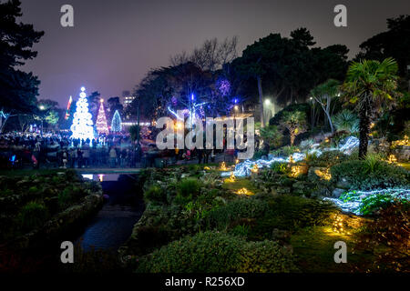 Bournemouth, UK. 16. November 2018. Tausende von Menschen strömen zu der grossen Schalter an der Bournemouth Weihnachtsbaum Wunderland, wo 100 Weihnachtsbäume in allen Formen und Größen zum Leben kamen, einschließlich der 60 ft Bournemouth Wunderland Baum Mittelstück. Die massive Wunderland Baum ist ein einzigartiger Weg - durch Struktur, in Bournemouth Gärten, die regelmäßigen Ton- und Lichtshows mit Musik. Über 500.000 Lichter machen den Reiz aus. Stockfoto