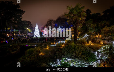 Bournemouth, UK. 16. November 2018. Tausende von Menschen strömen zu der grossen Schalter an der Bournemouth Weihnachtsbaum Wunderland, wo 100 Weihnachtsbäume in allen Formen und Größen zum Leben kamen, einschließlich der 60 ft Bournemouth Wunderland Baum Mittelstück. Die massive Wunderland Baum ist ein einzigartiger Weg - durch Struktur, in Bournemouth Gärten, die regelmäßigen Ton- und Lichtshows mit Musik. Über 500.000 Lichter machen den Reiz aus. Stockfoto