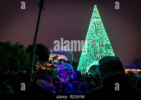 Bournemouth, UK. 16. November 2018. Tausende von Menschen strömen zu der grossen Schalter an der Bournemouth Weihnachtsbaum Wunderland, wo 100 Weihnachtsbäume in allen Formen und Größen zum Leben kamen, einschließlich der 60 ft Bournemouth Wunderland Baum Mittelstück. Die massive Wunderland Baum ist ein einzigartiger Weg - durch Struktur, in Bournemouth Gärten, die regelmäßigen Ton- und Lichtshows mit Musik. Über 500.000 Lichter machen den Reiz aus. Stockfoto