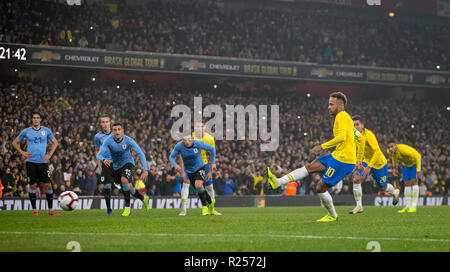 London, Großbritannien. 16. November 2018. Neymar (Paris Saint-Germain) von Brasilien punktet die gewinnende Strafe während der internationalen Freundschaftsspiel zwischen Brasilien und Uruguay im Emirates Stadium, London, England am 16. November 2018. Foto von Andy Rowland. . (Foto darf nur für Zeitung und/oder Zeitschrift redaktionelle Zwecke. ) Credit: Andrew Rowland/Alamy leben Nachrichten Stockfoto