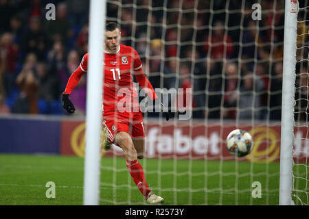 Gareth Bale von Wales zählt seine Mannschaften 1. Ziel. UEFA Nationen Liga Match, Wales v Dänemark in Cardiff City Stadium in Cardiff, South Wales am Freitag, 16. November 2018. pic von Andrew Obstgarten/Andrew Orchard sport Fotografie/Alamy live Nachrichten Leitartikel NUR VERWENDEN Stockfoto