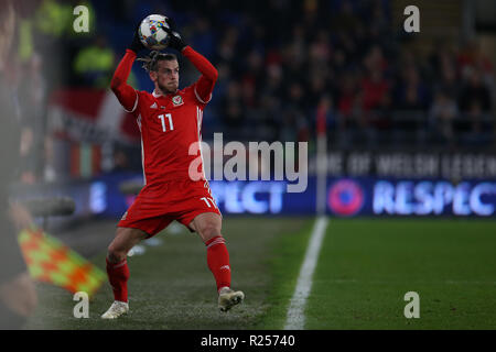 Gareth Bale von Wales nimmt einen Einwurf. UEFA Nationen Liga Match, Wales v Dänemark in Cardiff City Stadium in Cardiff, South Wales am Freitag, 16. November 2018. pic von Andrew Obstgarten/Andrew Orchard sport Fotografie/Alamy live Nachrichten Leitartikel NUR VERWENDEN Stockfoto