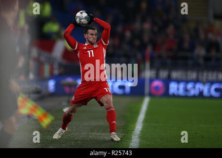 Gareth Bale von Wales nimmt einen Einwurf. UEFA Nationen Liga Match, Wales v Dänemark in Cardiff City Stadium in Cardiff, South Wales am Freitag, 16. November 2018. pic von Andrew Obstgarten/Andrew Orchard sport Fotografie/Alamy live Nachrichten Leitartikel NUR VERWENDEN Stockfoto