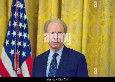 Washington, DC, 16. November 2018: Präsident Donald J Trumpf präsentiert die Medal of Freedom, der höchsten zivilen Auszeichnung durch das Weiße Haus in einer Zeremonie im East Room des Weißen Hauses zu Roger Staubach. Patsy Lynch/Alamy Stockfoto