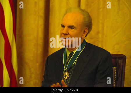 Washington, DC, 16. November 2018: Präsident Donald J Trumpf präsentiert die Medal of Freedom, der höchsten zivilen Auszeichnung durch das Weiße Haus in einer Zeremonie im East Room des Weißen Hauses zu Roger Staubach. Patsy Lynch/Alamy Stockfoto