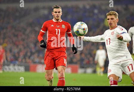 Cardiff - Wales - UK - 16. November 2018 - Die UEFA Nationen Liga 2019: Wales v Dänemark in Cardiff City Stadium Gareth Bale von Wales Uhren als Stryger Jens Larsen von Dänemark löscht den Ball in der zweiten Hälfte. Stockfoto