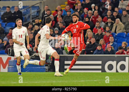 Cardiff - Wales - UK - 16. November 2018 - Die UEFA Nationen Liga 2019: Wales v Dänemark in Cardiff City Stadium - Tyler Roberts steuert die Kugel für Wales. Stockfoto