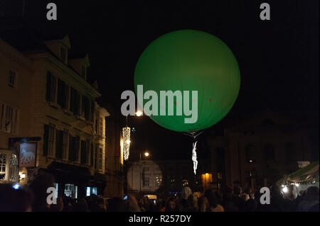 Oxford, UK. 16. November 2018. Eine ätherische akrobatische Leistung durch ein weibliches Mitglied der Traumfabrik schweben über der Oxford Christmas Festival der Lichter in der Broad Street. Credit: WALvAUS/Alamy leben Nachrichten Stockfoto