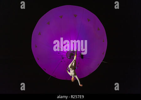 Oxford, UK. 16. November 2018. Eine weibliche Acrobat Tänze hoch über der Broad Street, Oxford als Teil des City Christmas Festival der Lichter, unter einem bunten Ballons aufgehängt. Credit: WALvAUS/Alamy leben Nachrichten Stockfoto