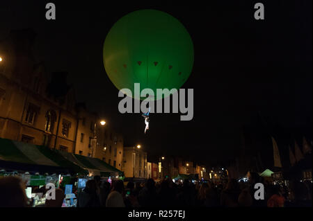 Oxford, UK. 16. November 2018. Eine ätherische akrobatische Leistung durch ein weibliches Mitglied der Traumfabrik schweben über der Oxford Christmas Festival der Lichter in der Broad Street. Credit: WALvAUS/Alamy leben Nachrichten Stockfoto