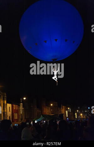 Oxford, UK. 16. November 2018. Eine ätherische akrobatische Leistung durch ein weibliches Mitglied der Traumfabrik schweben über der Oxford Christmas Festival der Lichter in der Broad Street. Credit: WALvAUS/Alamy leben Nachrichten Stockfoto