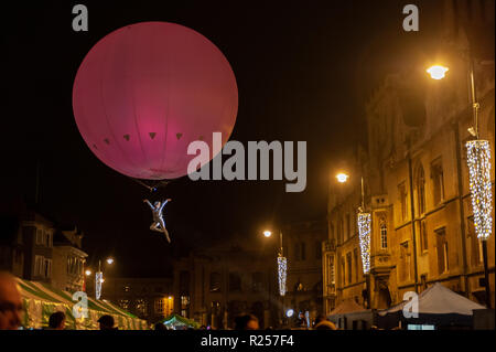 Oxford, UK. 16. November 2018. Weibliche Acrobat schwebt über der Oxford Weihnachten Light Festival in der Broad Street, zwischen alten Gebäuden der Universität Oxford. Credit: WALvAUS/Alamy leben Nachrichten Stockfoto