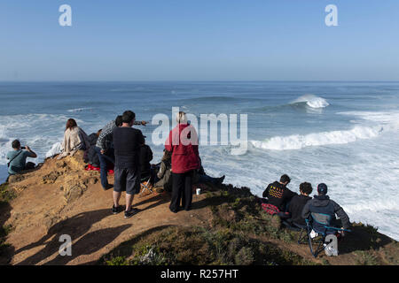 November 16, 2018 - NazarÃ, NazarÃ, Portugal - Menschen gesehen gerade die erste Phase der Welt surfen Liga. Auf der ersten Stufe (Nazaré Herausforderung) der Welt surfen League (WSL) Big Wave Tour fand in Nazaré, Portugal statt. Südafrikanische surfer Grant Baker gewann der Portugiesischen Konkurrenz. Quelle: Hugo Amaral/SOPA Images/ZUMA Draht/Alamy leben Nachrichten Stockfoto