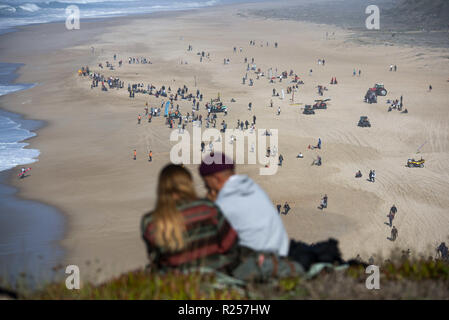 November 16, 2018 - NazarÃ, NazarÃ, Portugal - ein Paar oben gesehen gerade die erste Phase der Welt surfen Liga. Auf der ersten Stufe (Nazaré Herausforderung) der Welt surfen League (WSL) Big Wave Tour fand in Nazaré, Portugal statt. Südafrikanische surfer Grant Baker gewann der Portugiesischen Konkurrenz. Quelle: Hugo Amaral/SOPA Images/ZUMA Draht/Alamy leben Nachrichten Stockfoto