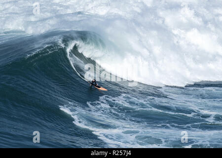 November 16, 2018 - NazarÃ, NazarÃ, Portugal - Big Wave surfer Nic Lamm (USA) gesehen wird, einer Welle während der nazare, Portugal. Auf der ersten Stufe (Nazaré Herausforderung) der Welt surfen League (WSL) Big Wave Tour in Nazaré, Portugal statt. Südafrikanische surfer Grant Baker gewann der Portugiesischen Konkurrenz. Quelle: Hugo Amaral/SOPA Images/ZUMA Draht/Alamy leben Nachrichten Stockfoto