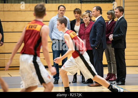 Chemnitz, Deutschland. 16 Nov, 2018. Die deutsche Bundeskanzlerin Angela Merkel (4. R) Uhren das Training der Basketball Club Niners Chemnitz bei ihrem Besuch in Chemnitz, Ostdeutschland, am 16. November, 2018. Angela Merkel am Freitag ihre Flüchtlingspolitik während ihres Besuchs in Chemnitz, ein Ort im Zentrum von mehreren schweren ausländerfeindlichen Proteste vor Monaten angesehen geklärt. Credit: Kevin Voigt/Xinhua/Alamy leben Nachrichten Stockfoto