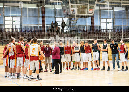 Chemnitz, Deutschland. 16 Nov, 2018. Die deutsche Bundeskanzlerin Angela Merkel (C) Gespräche mit Mitgliedern der Basketball Club Niners Chemnitz bei ihrem Besuch in Chemnitz, Ostdeutschland, am 16. November, 2018. Angela Merkel am Freitag ihre Flüchtlingspolitik während ihres Besuchs in Chemnitz, ein Ort im Zentrum von mehreren schweren ausländerfeindlichen Proteste vor Monaten angesehen geklärt. Credit: Kevin Voigt/Xinhua/Alamy leben Nachrichten Stockfoto