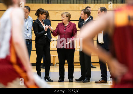 Chemnitz, Deutschland. 16 Nov, 2018. Die deutsche Bundeskanzlerin Angela Merkel (C) Besuche der Basketball Club Niners Chemnitz, Chemnitz, Ostdeutschland, am 16. November, 2018. Angela Merkel am Freitag ihre Flüchtlingspolitik während ihres Besuchs in Chemnitz, ein Ort im Zentrum von mehreren schweren ausländerfeindlichen Proteste vor Monaten angesehen geklärt. Credit: Kevin Voigt/Xinhua/Alamy leben Nachrichten Stockfoto