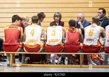 Chemnitz, Deutschland. 16 Nov, 2018. Die deutsche Bundeskanzlerin Angela Merkel (2.L) Gespräche mit Mitgliedern der Basketball Club Niners Chemnitz bei ihrem Besuch in Chemnitz, Ostdeutschland, am 16. November, 2018. Angela Merkel am Freitag ihre Flüchtlingspolitik während ihres Besuchs in Chemnitz, ein Ort im Zentrum von mehreren schweren ausländerfeindlichen Proteste vor Monaten angesehen geklärt. Credit: Kevin Voigt/Xinhua/Alamy leben Nachrichten Stockfoto