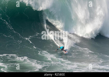 Joao de Macedo Surfen bei Nazaré Herausforderung der WSL Stockfoto