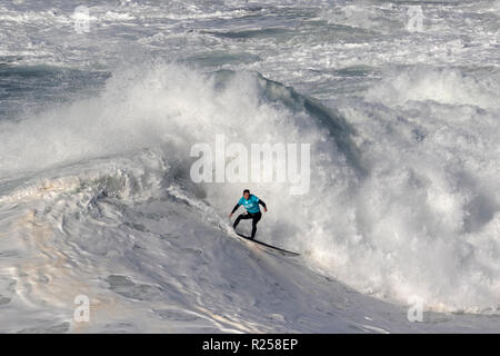 Joao de Macedo Surfen bei Nazaré Herausforderung der WSL Stockfoto