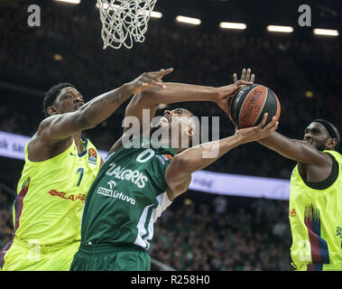 Kaunas, Litauen. 16 Nov, 2018. Brandon Davies (C) der Zalgiris Kaunas schießt während der regulären Saison Spiel im Uleb EuroLeague Basketball Turnier zwischen Zalgiris Kaunas in Litauen und Spanien FC Barcelona Lassa in Kaunas, Litauen, 16. November, 2018. FC Barcelona Lassa gewann 88-85. Credit: alfredas Pliadis/Xinhua/Alamy leben Nachrichten Stockfoto