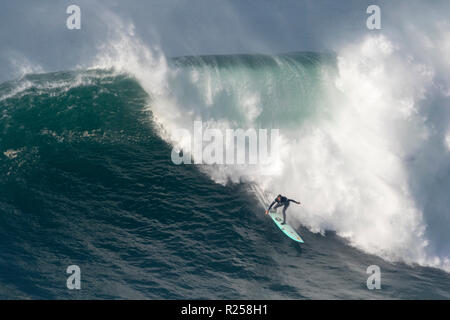 Alex Botelho Surfen bei Nazaré Herausforderung der WSL Stockfoto