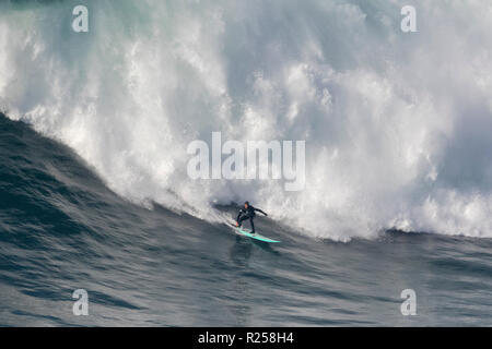 Alex Botelho Surfen bei Nazaré Herausforderung der WSL Stockfoto