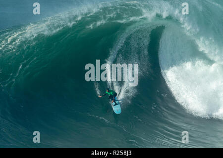 Der Gewinner Grant' Twiggy' Baker Surfen bei Nazaré Herausforderung der WSL Stockfoto