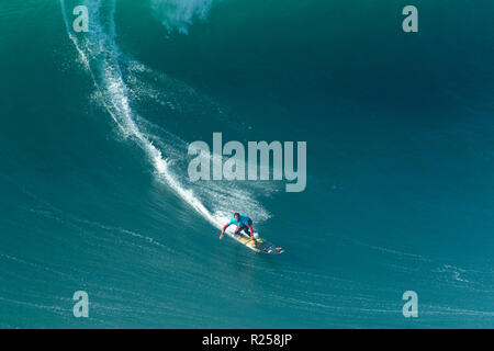 Joao de Macedo Surfen bei Nazaré Herausforderung der WSL Stockfoto