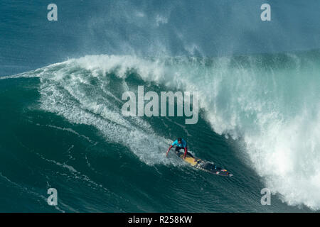 Joao de Macedo Surfen bei Nazaré Herausforderung der WSL Stockfoto