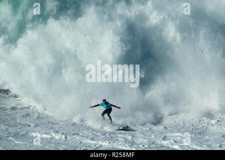 Joao de Macedo Surfen bei Nazaré Herausforderung der WSL Stockfoto