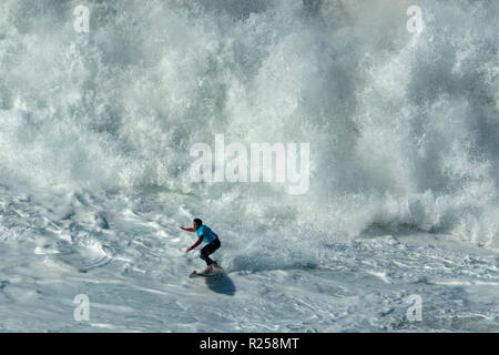 Joao de Macedo Surfen bei Nazaré Herausforderung der WSL Stockfoto