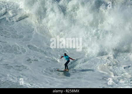 Joao de Macedo Surfen bei Nazaré Herausforderung der WSL Stockfoto