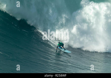 Der Gewinner Grant' Twiggy' Baker Surfen bei Nazaré Herausforderung der WSL Stockfoto