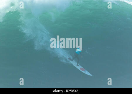 Joao de Macedo Surfen bei Nazaré Herausforderung der WSL Stockfoto