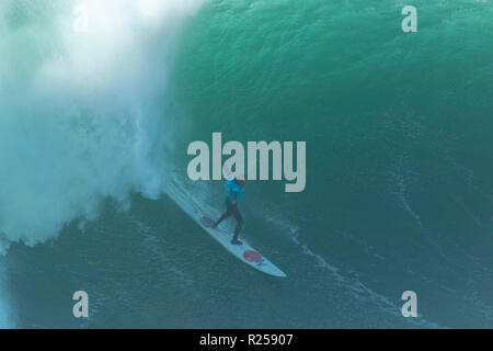 Joao de Macedo Surfen bei Nazaré Herausforderung der WSL Stockfoto